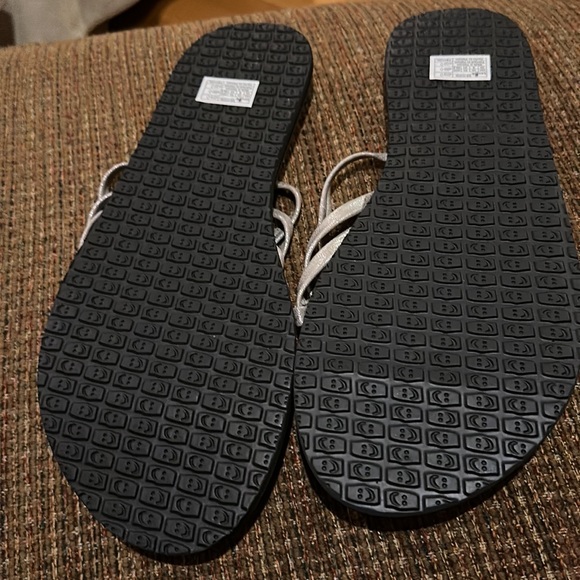 Sanuk women’s Flip Flop Yoga Salty , Size 10. Metallic - Picture 11 of 16